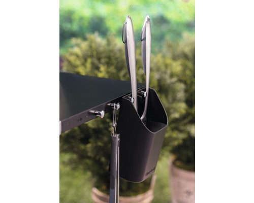 Grillzange und Halterung zur Aufbewahrung am Grill