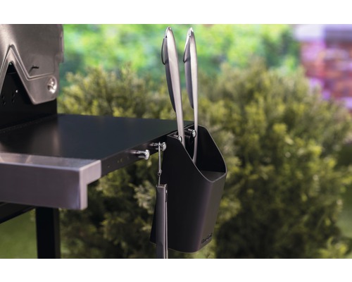 Grill mit Grillzange und Grillbesteckhalter