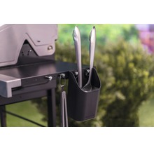 Grill mit Grillzange und Grillwender im Zubehörhalter