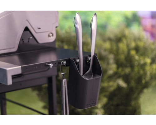 Grill mit Grillzange und Grillwender im Zubehörhalter