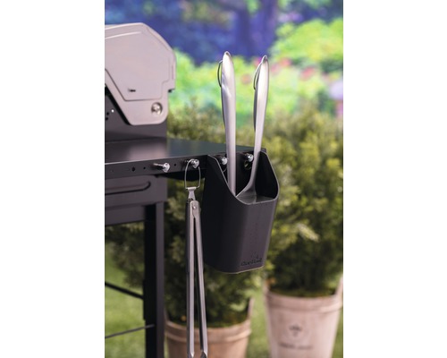 Grill mit Grillzange und Behälter für Grillwerkzeug