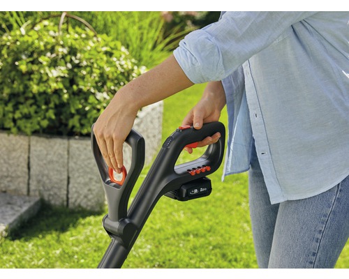 Nahaufnahme einer Person, die einen Akku-Rasentrimmer bedient, der im Hornbach Webshop erhältlich ist.