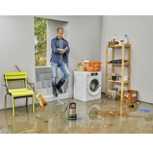 Überfluteter Kellerraum mit Mann, Pumpe, Waschmaschine und Regal