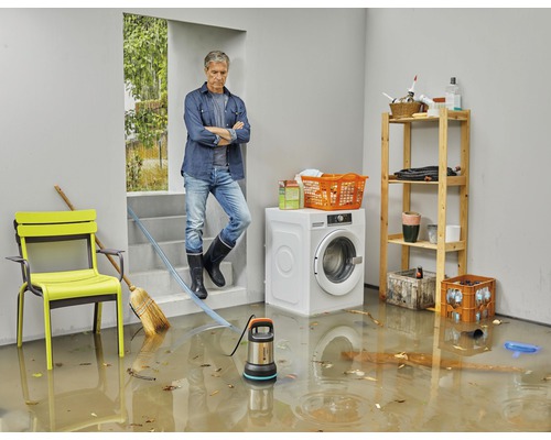 Überfluteter Kellerraum mit Mann, Pumpe, Waschmaschine und Regal