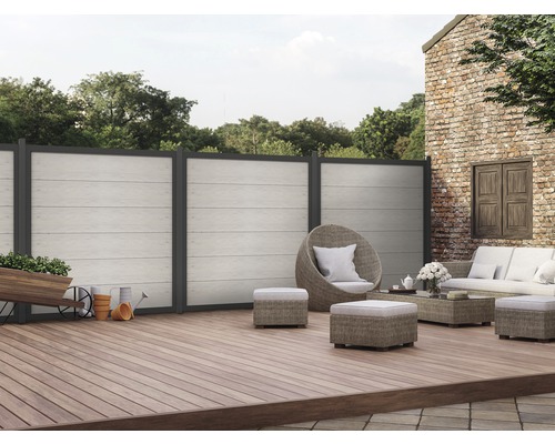 Außenbereich mit Zaun, Terrasse und Gartenmöbeln