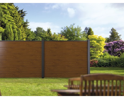 Garten mit Holzzaun zur Grundstückseingrenzung