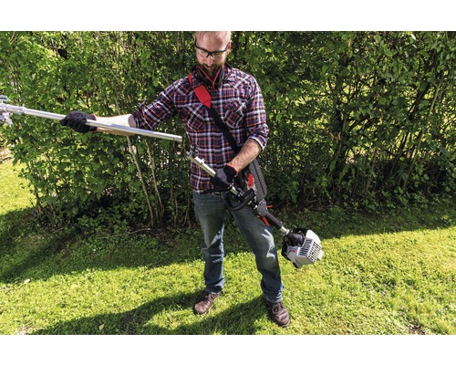 Mann mit Hochentaster im Garten