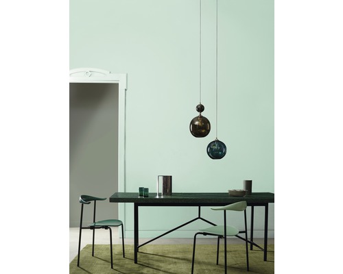 Esszimmer mit Esstisch, Stühlen und zwei Kugel-Pendelleuchten.