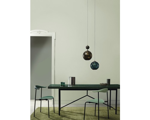 Esszimmer mit Esstisch, Stühlen und zwei Pendelleuchten mit Kugeldesign