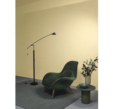 Einrichtungsidee mit Stehlampe, Sessel, Teppich und Beistelltisch im Wohnzimmer
