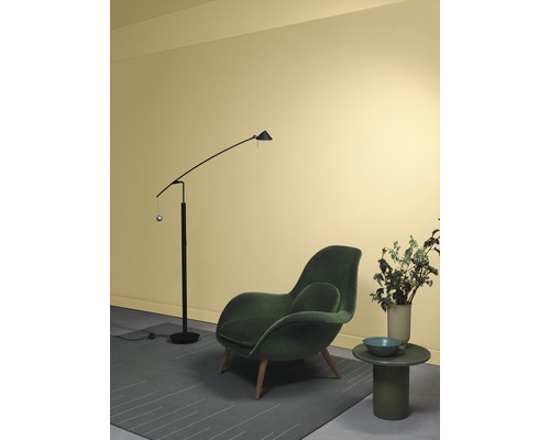 Einrichtungsidee mit Stehlampe, Sessel, Teppich und Beistelltisch im Wohnzimmer