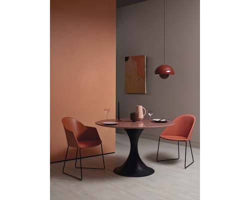 Esstisch mit Stühlen und Pendelleuchte in einem modern gestalteten Esszimmer
