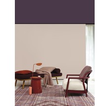 Wohnzimmer mit Sofa, Sessel, Teppich und Dekoration für ein gemütliches Ambiente