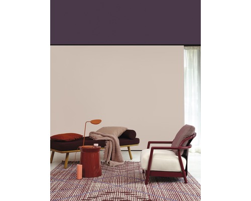 Wohnzimmer mit Sofa, Sessel, Teppich und Dekoration für ein gemütliches Ambiente