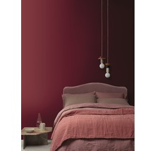 Schlafzimmer mit Bett, Nachttisch und Pendelleuchten