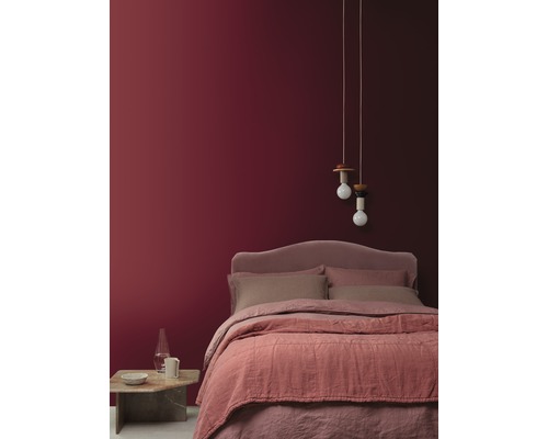 Schlafzimmer mit Bett, Nachttisch und Pendelleuchten