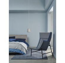 Schlafzimmer mit Bett, Hängelampe, Teppich und Sessel