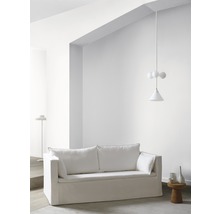Modernes Wohnzimmer mit Sofa, Stehlampe und Pendelleuchte