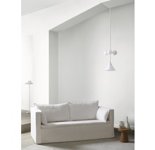 Helles Wohnzimmer mit einem weißen Sofa, einer Hängelampe und einem Beistelltisch