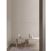 Helles Arbeitszimmer mit Schreibtisch, Stuhl und Accessoires in neutralen Tönen.