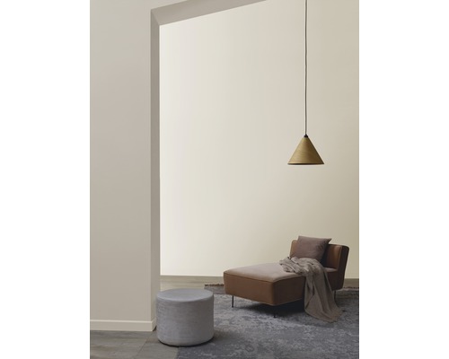 Innenraum mit Ottomane, Sessel, Teppich und Hängelampe