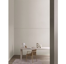 Heller Arbeitsbereich mit Schreibtisch, Stuhl und Tischlampe