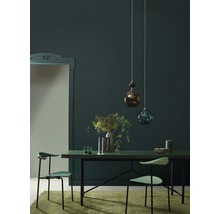 Esszimmer mit Esstisch, Stühlen und Pendelleuchten in einem Innenraum.