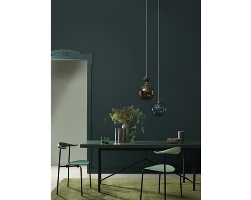 Esszimmer mit Esstisch, Stühlen und Pendelleuchten in einem Innenraum.