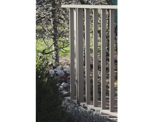 Detailansicht eines Metallzauns im Gartenbereich
