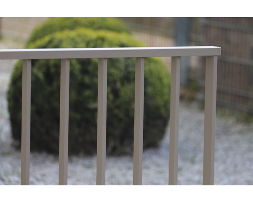 Nahaufnahme eines Metallzauns im Garten