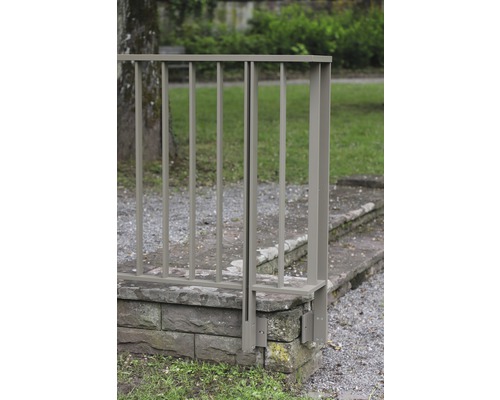 Metallzaun an einer Mauer im Außenbereich
