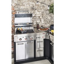 Edelstahl Grillküche mit geöffnetem Deckel und Grillgut