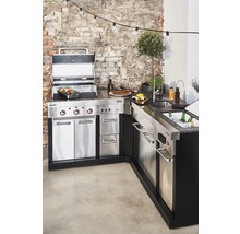 Outdoor-Küche mit Grill, Spüle und Arbeitsfläche vor einer Ziegelwand