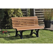 Gartenbank aus Holz mit Untergestell aus Metall im Garten