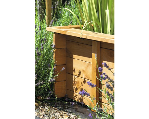 Holzpflanzkasten im Garten mit Lavendel und Pflanzen
