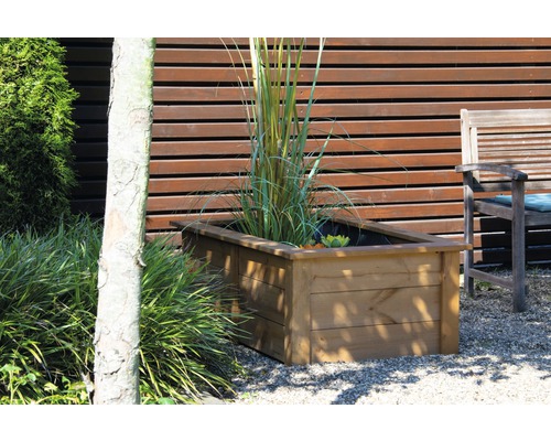 Holzpflanzkasten mit Bepflanzung im Garten