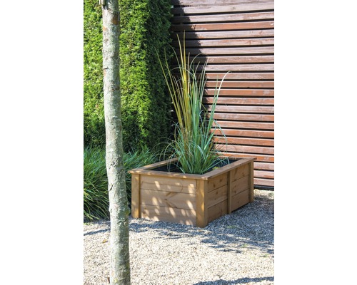 Holzpflanzkasten mit Bepflanzung im Garten
