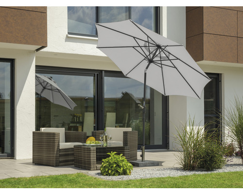 Terrasse mit grauem Sonnenschirm, Sitzgruppe und Dekoration