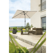 Quadratischer Sonnenschirm mit Sitzgruppe auf einer Terrasse