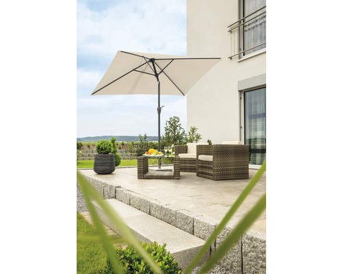 Quadratischer Sonnenschirm mit Sitzgruppe auf einer Terrasse