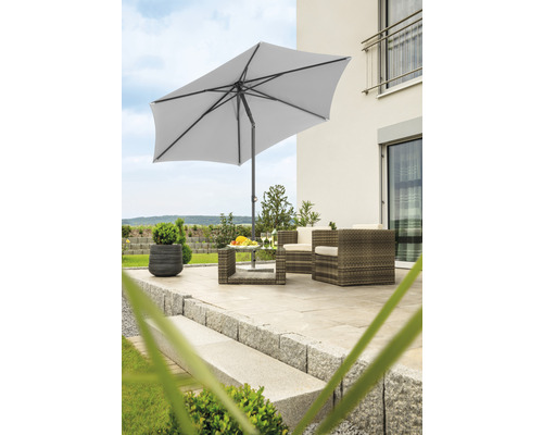 Terrasse mit Sonnenschirm, Rattansitzgruppe und Tisch