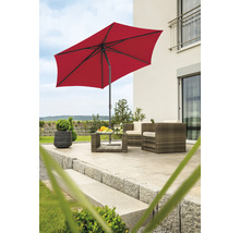 Terrasse mit rotem Sonnenschirm und Gartenmöbeln aus Rattan.