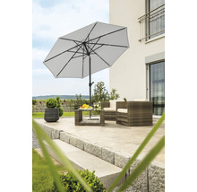 Terrasse mit Sonnenschirm, Tisch und Sitzgruppe aus Rattan