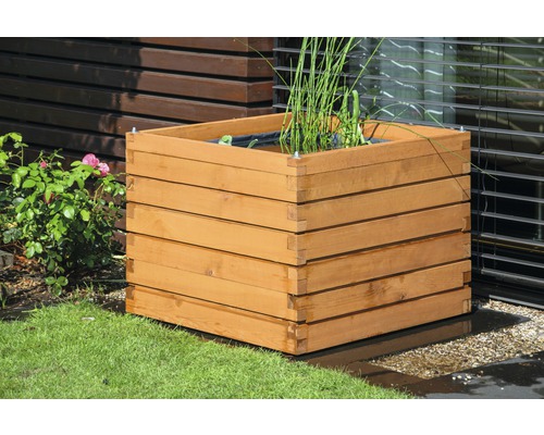 Quadratischer Pflanzkasten aus Holz mit Bepflanzung im Garten