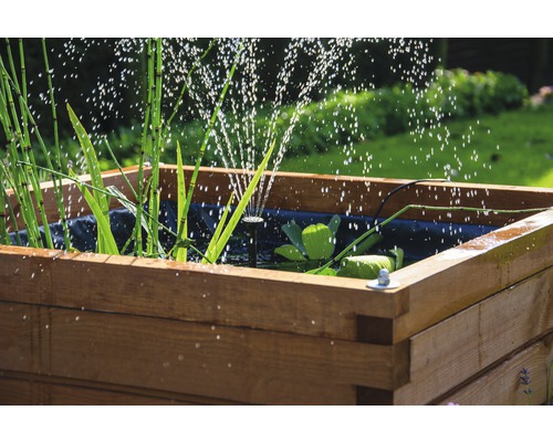 Holzhochbeet mit Wasserspiel, Pflanzen und Teichfolie im Garten