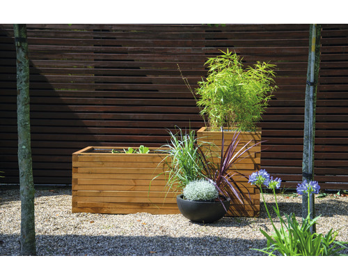 Garten mit Holzzaun und Pflanzenkübeln aus Holz