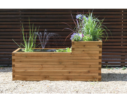 Holzhochbeet mit Teich und Springbrunnen im Garten