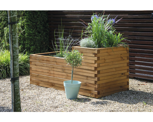 Dekorativer Pflanzkasten aus Holz mit Pflanzen im Garten.