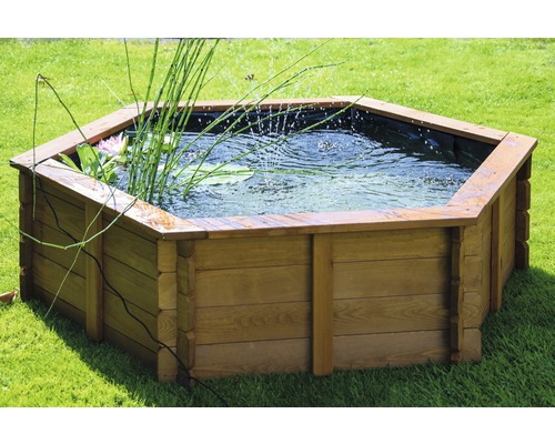 Hexagonaler Teich aus Holz mit Wasserpflanzen im Garten