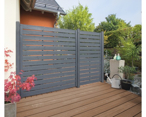 Gartenszene mit Sichtschutzelementen aus Holz auf einer Terrasse